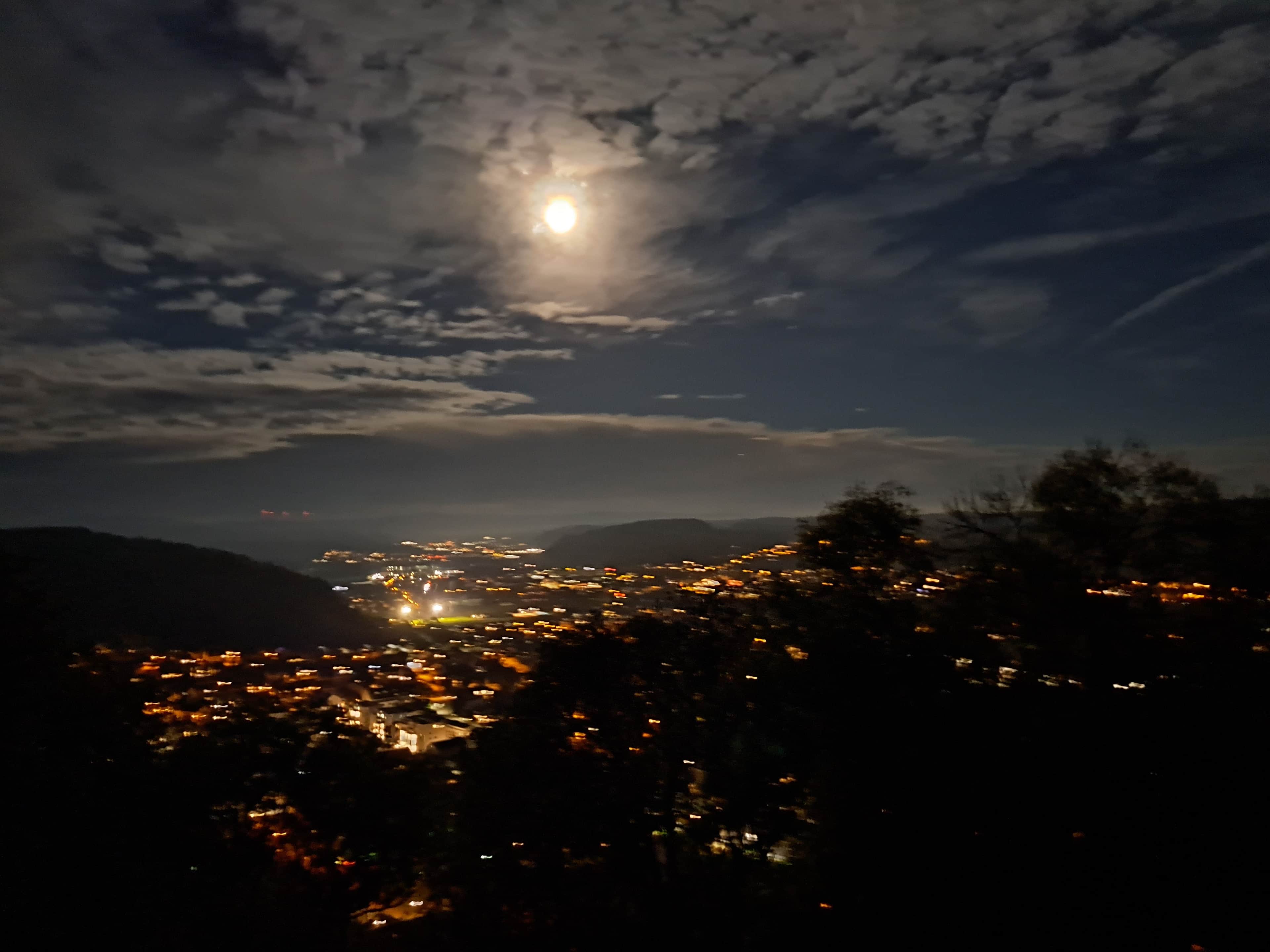 Blick ins Wiese-Tal bei Nacht