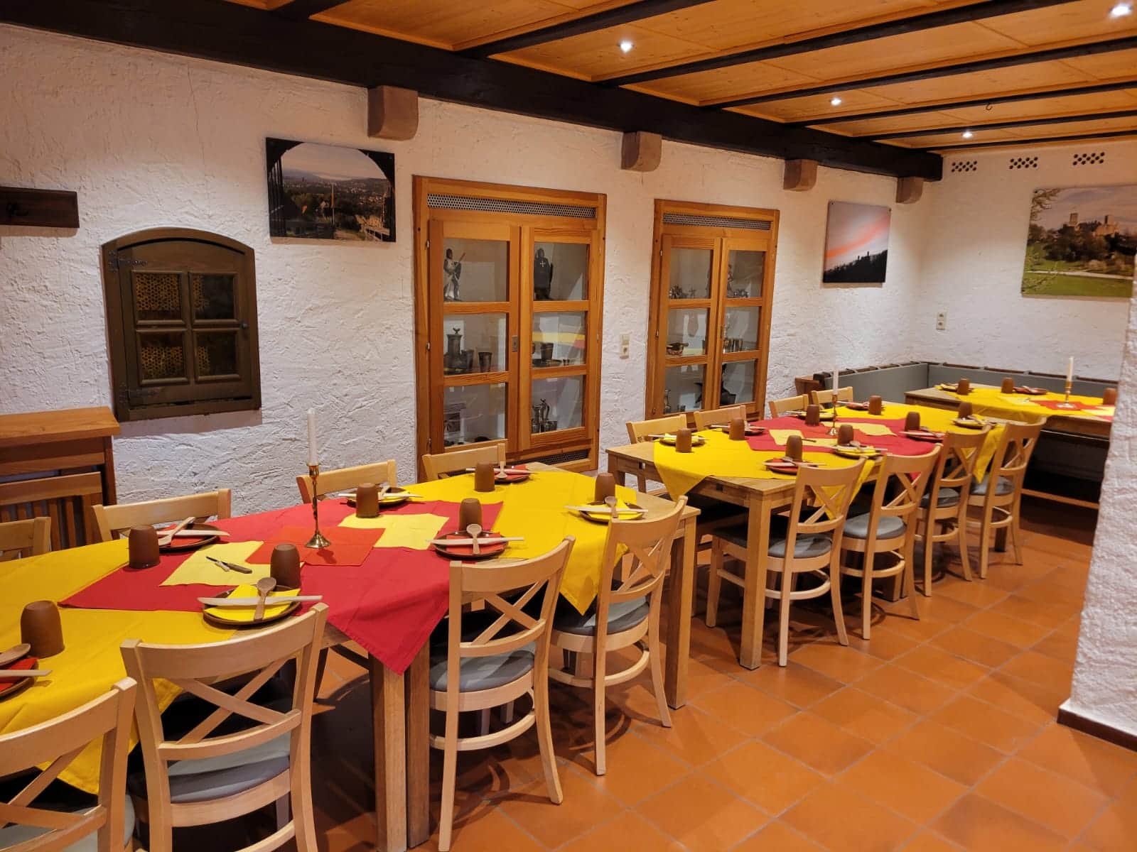 Die Burgstube ist bestuhlt, dekoriert und gedeckt für eine Veranstaltung.