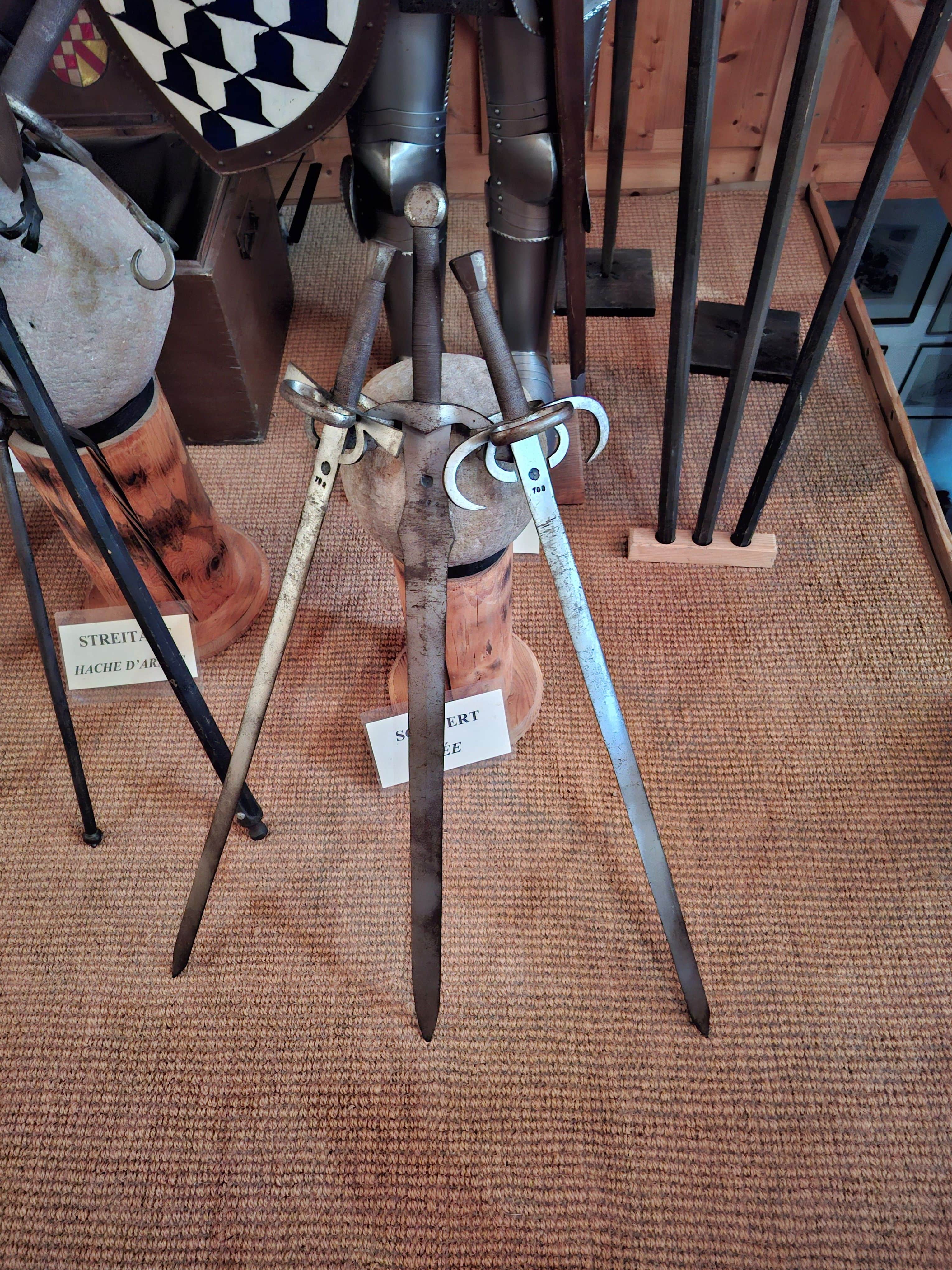 Schwerter iin der Waffenkammer