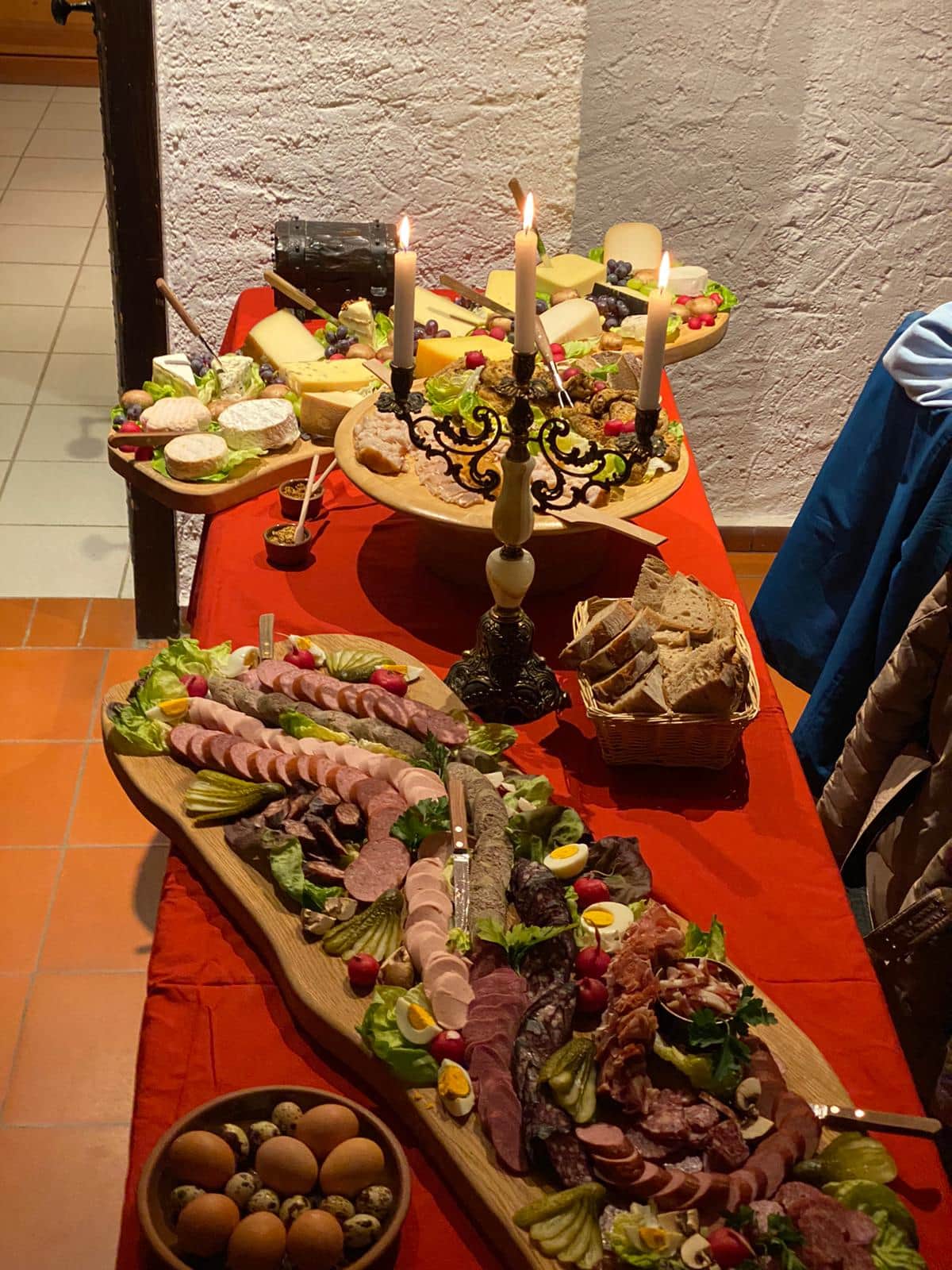 reichlich gedeckte Tafel